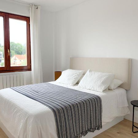 Acogedor Apartamento Con Terraza Y Parking Publico En Комилас Екстериор снимка