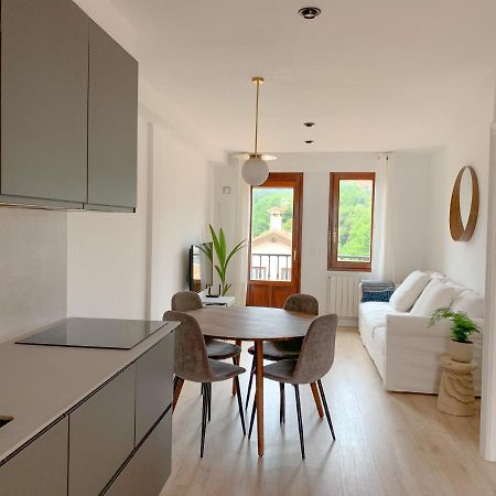 Acogedor Apartamento Con Terraza Y Parking Publico En Комилас Екстериор снимка