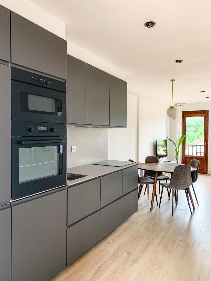 Acogedor Apartamento Con Terraza Y Parking Publico En Комилас Екстериор снимка