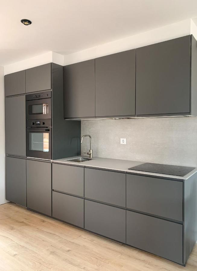 Acogedor Apartamento Con Terraza Y Parking Publico En Комилас Екстериор снимка