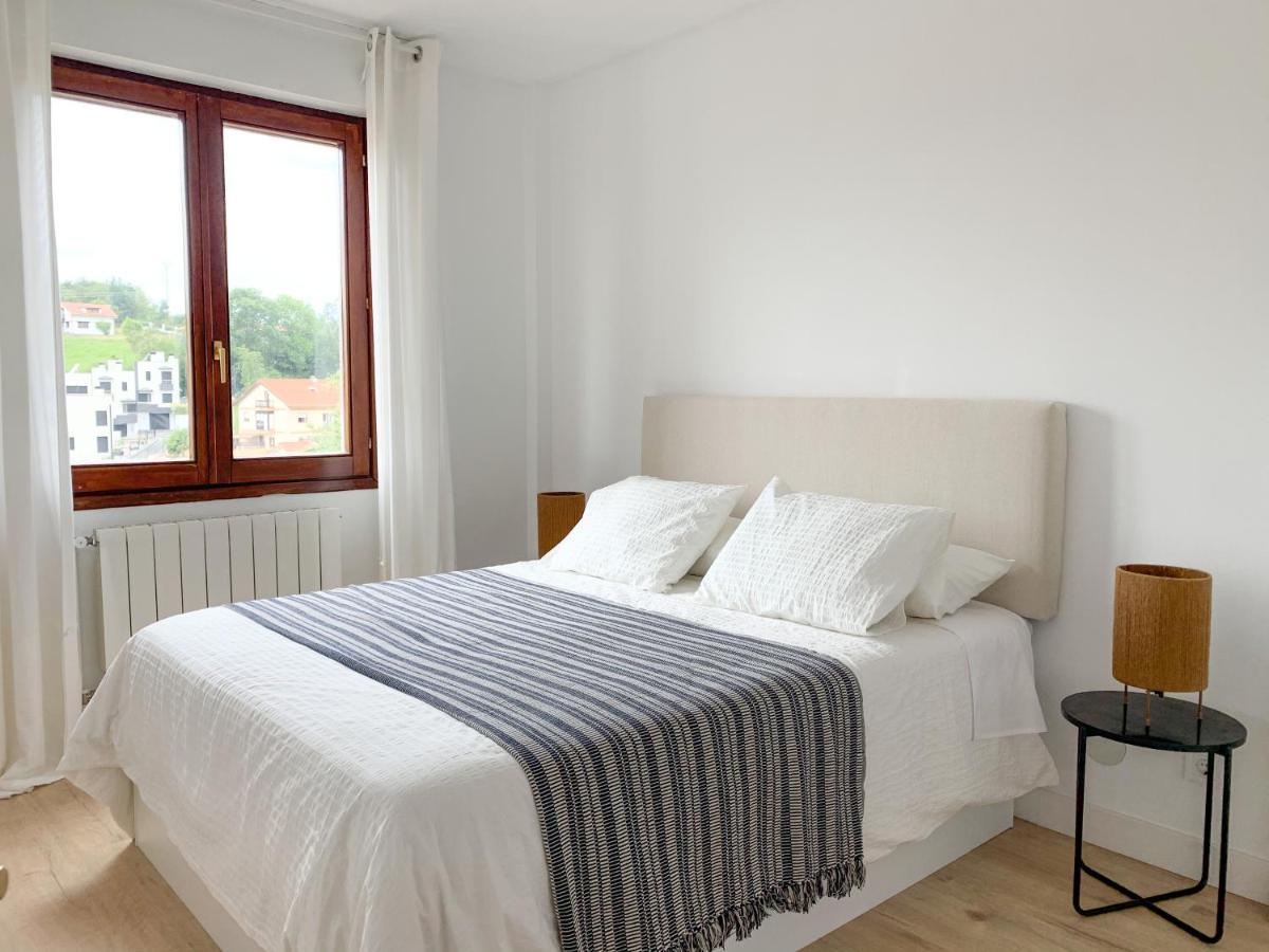 Acogedor Apartamento Con Terraza Y Parking Publico En Комилас Екстериор снимка