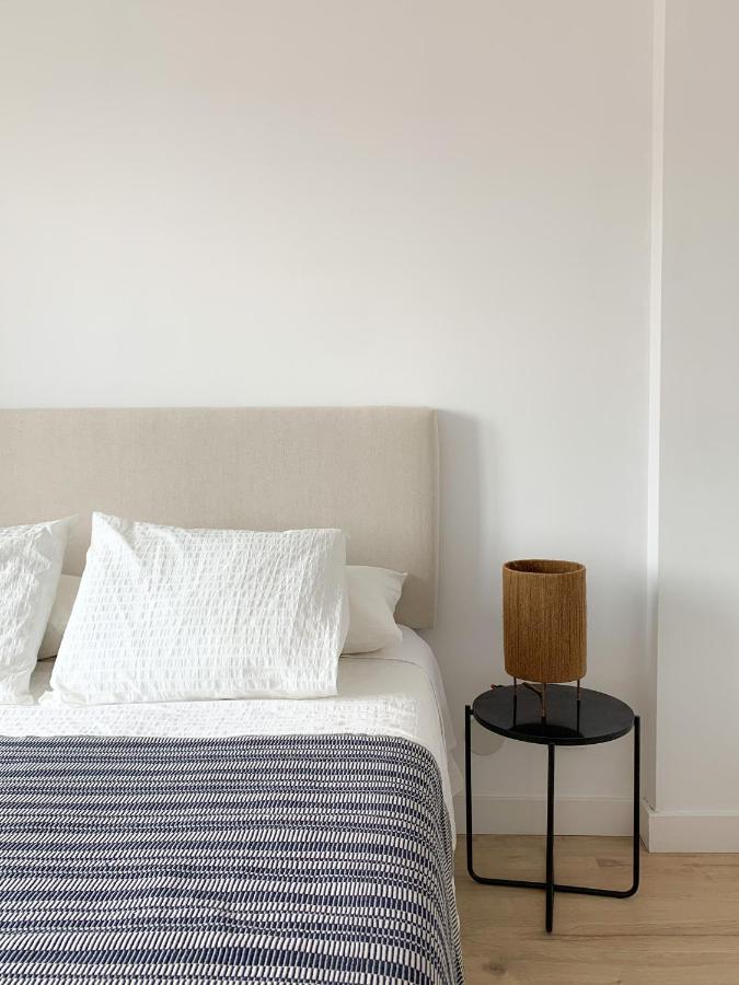 Acogedor Apartamento Con Terraza Y Parking Publico En Комилас Екстериор снимка