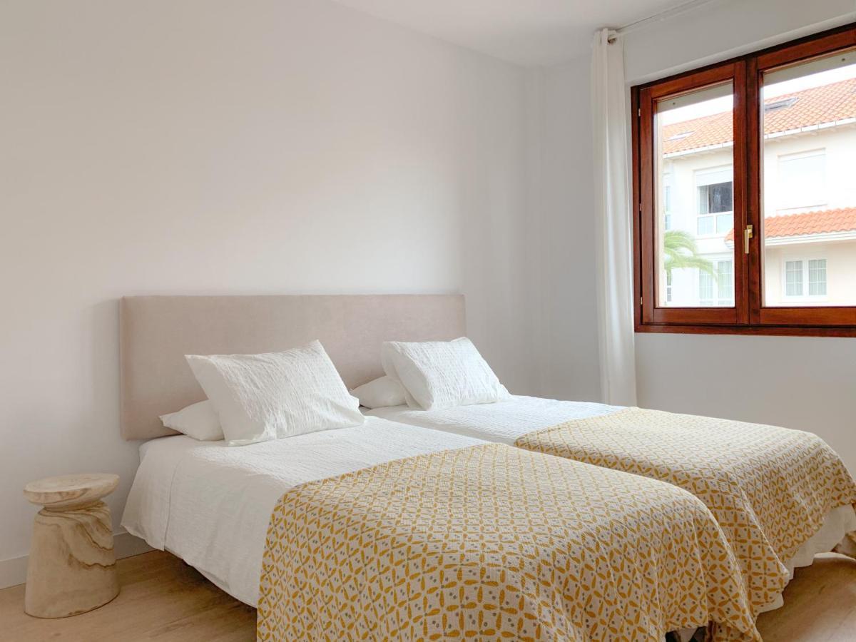 Acogedor Apartamento Con Terraza Y Parking Publico En Комилас Екстериор снимка