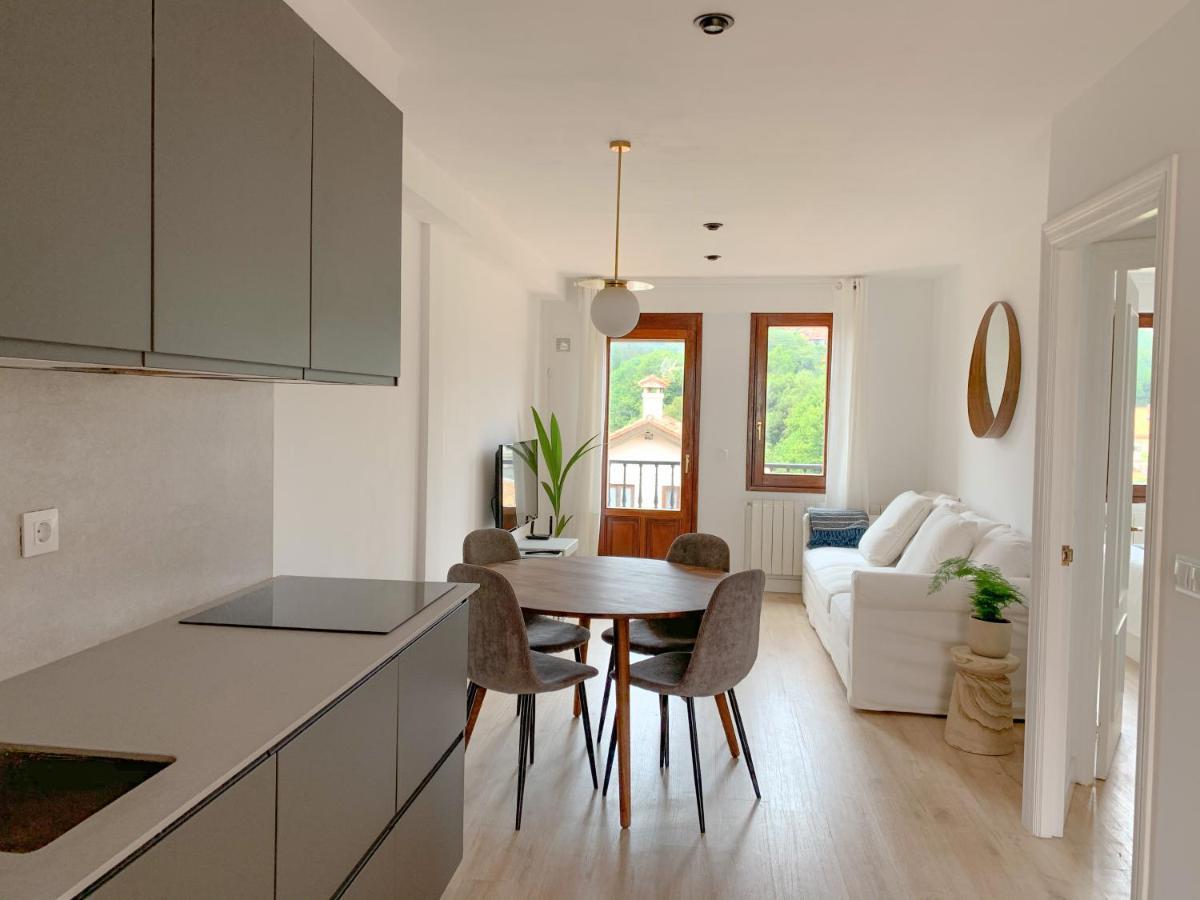 Acogedor Apartamento Con Terraza Y Parking Publico En Комилас Екстериор снимка